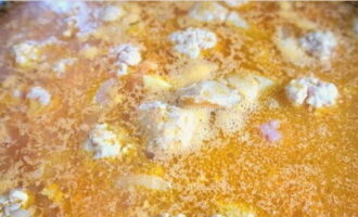 Pagkatapos ay idagdag ang maliliit na bola-bola mula sa naunang inihanda na tinadtad na karne sa sopas, magluto ng isa pang 8-10 minuto at patayin ang apoy. Pagkatapos ay idagdag ang maliliit na bola-bola mula sa naunang inihanda na tinadtad na karne sa sopas, magluto ng isa pang 8-10 minuto at patayin ang apoy.