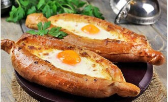 Klassieke Adjarian Khachapuri is klaar. Serveer en geniet!