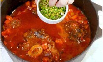 För att förbereda gremolata, mal vitlöken och persiljan. Blanda produkterna med citronskal. Tillsätt krydda i slutet av tillagningen.