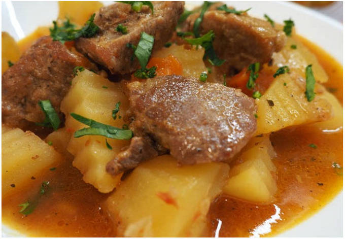 Nilagang patatas na may karne sa isang kaldero