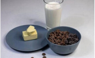 Crema ganache pentru nivelarea si acoperirea prajiturii este foarte usor de preparat. Untul trebuie să fie ușor topit în momentul în care este adăugat la ganache.