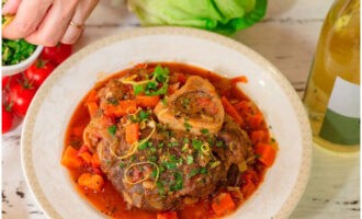 Osso buco enligt det klassiska nötköttsreceptet är klart. Lägg upp på tallrikar och hjälp dig själv!