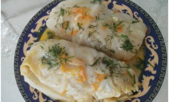 Rulourile clasice de varză din varză proaspătă cu carne tocată și orez într-o tigaie sunt gata. Se aseaza pe farfurii si se serveste!