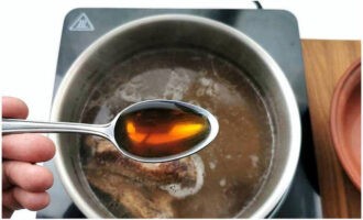Supa clasică vietnameză Pho Bo este foarte ușor de preparat. Turnați 1,4 litri de apă într-o cratiță mare. Înmuiați 400 de grame de oase mari de vită în el.Adaugati imediat in apa un baton de scortisoara, anason stelat, o treime de lingurita de boabe de fenicul, 3 muguri de cuisoare, o treime de ardei iute si radacina de ghimbir tocata. Gatiti bulionul timp de 40 de minute la foc mediu, apoi adaugati o lingura de sos de peste.