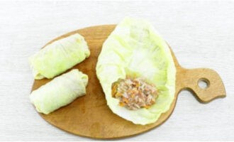 Đặt một thìa thịt băm lên lá bắp cải và bọc các cuộn bắp cải thành hình phong bì.