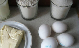 Ang cake cream ay napakadaling ihanda sa bahay. Ilabas ang mantikilya sa refrigerator nang kaunti nang maaga upang ito ay matunaw, pagkatapos ay magiging mas madaling mamalo.