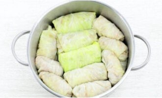 Đặt các cuộn bắp cải đã tạo hình gọn gàng vào chảo.