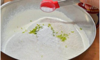 Els muffins clàssics es poden fer fàcilment a casa. Prepareu un bol gran, aboqueu-hi els ingredients secs: farina de blat, llevat, sucre i sal. Rentar bé la llimona o la llima, assecar i ratllar la ratlladura amb un ratllador fi. Afegiu-ho al bol.