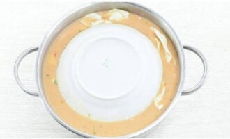 Để lửa vừa, đun sôi cuộn bắp cải, đặt một đĩa phẳng lên trên để bắp cải ngập hoàn toàn trong nước sốt rồi đun trên lửa nhỏ trong 1-1,5 giờ cho đến khi chín hoàn toàn.