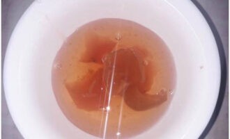 Thêm ba thìa mứt không hạt vào lá trà. Chúng tôi chọn món ngon để nếm thử.