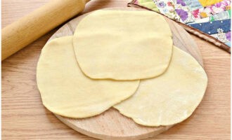 Chia cục bột thành 16 phần. Cuộn từng miếng thành một chiếc bánh dẹt mỏng.