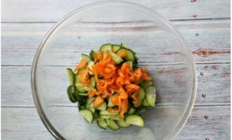 Nagpapadala rin kami ng mga piraso ng binalatan na bell pepper dito.