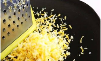 Alisin ang zest mula sa lemon gamit ang anumang maginhawang paraan.