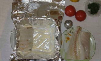 Đặt giấy bạc vào một đĩa nướng nhỏ, bôi một ít sốt mayonnaise lên và đặt phi lê cá bơn vào.
