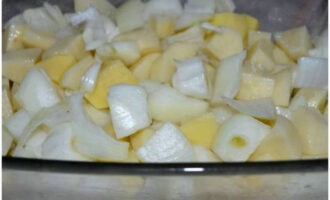 Abans de començar a cuinar, peleu i esbandiu les patates i les cebes. Talleu les verdures gruixudes. Unteu una safata de vidre per al forn amb una mica d'oli vegetal, distribuïu les verdures tallades, espolseu-les amb sal, barregeu-les i repartiu-les en una capa uniforme. Abans de començar a cuinar, peleu i esbandiu les patates i les cebes. Talleu les verdures gruixudes.Unteu una safata de vidre per al forn amb una mica d'oli vegetal, distribuïu les verdures tallades, espolseu-les amb sal, barregeu-les i repartiu-les en una capa uniforme.
