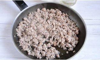 Stek köttfärsen i en het stekpanna med vegetabilisk olja.