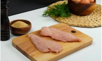 Gupitin ang fillet nang pahaba sa dalawang pantay na bahagi.