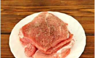 Esbandir i assecar la carn, tallar-la a porcions i batre amb un martell de cuina, condimentar amb pebre mòlt i sal per les dues cares. Esbandir i assecar la carn, tallar-la a porcions i batre amb un martell de cuina, condimentar amb pebre mòlt i sal per les dues cares.