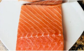 Låt oss förbereda fisken. Om du vill kan du ta bort den feta delen av filén, men du kan låta den vara så. Ta bort fröna med en pincett. Tvätta sedan fisken och torka den med hushållspapper.