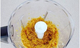 Nghiền nguyên liệu bị sưng trong máy xay hoặc cho qua máy xay thịt.