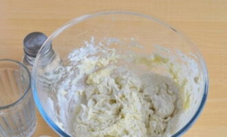 Häll mjölet i en djup skål och gör en brunn i mitten, bryt ägget i den, häll i vatten och tillsätt salt.