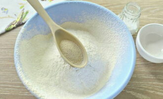 Tamisar la farina en un bol profund. Afegiu-hi una culleradeta de llevat sec (10 g premsat), sal i sucre. Barrejar. 