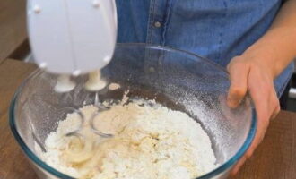 Häll i varmt vatten och vegetabilisk olja. Mixa blandningen med en mixer eller för hand.