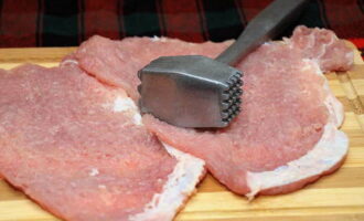 Chia thịt lợn thành từng miếng nhỏ và dùng búa nhà bếp đánh đều.