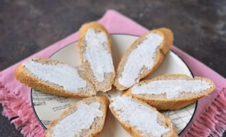 Chúng tôi cắt bánh mì sandwich theo đường chéo và bôi lên từng lát một lớp sốt mayonnaise mỏng để tăng thêm độ ngon ngọt.