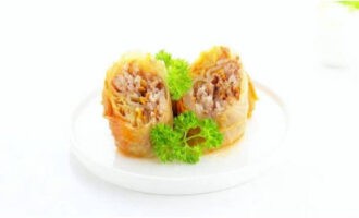 Đặt các cuộn bắp cải cổ điển đã chuẩn bị sẵn từ bắp cải tươi vào chảo trên đĩa và dùng nóng ngay cho bữa trưa. Chúc ngon miệng!