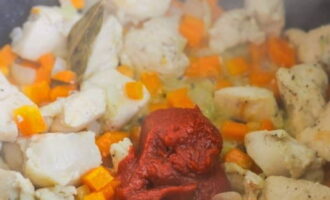 Magdagdag ng mga tinadtad na gulay at tomato paste sa multicooker at ihalo nang masigla.