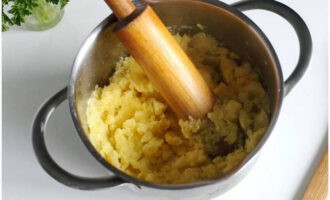 Efter att ha svalnat potatisen lite, krossa den med en mos eller stansa den med en mixer.