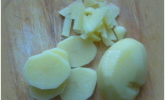 Gọt vỏ khoai tây và cắt thành dải.
