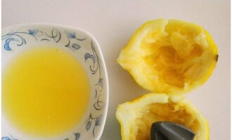 Pigain ang katas mula sa lemon at alisin ang mga buto.