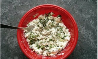 Pagsamahin ang cottage cheese na may asin sa panlasa, paminta at tinadtad na damo. Masahin. Pagsamahin ang cottage cheese na may asin sa panlasa, paminta at tinadtad na damo. Masahin.