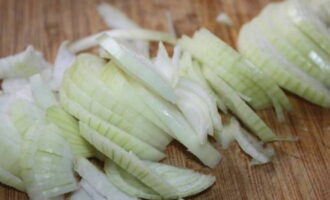 ปอกและหั่นหัวหอมเป็นชิ้นขนาดใดก็ได้