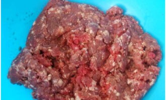 Puneți carnea tocată pentru umplere într-un castron adânc.