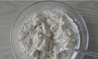 Blanda först ingredienserna med en gaffel.