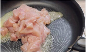 ทอดไก่ในเนยประมาณ 5 นาที