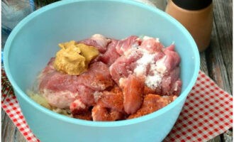 Lägg fläsk, lök, senap, salt och peppar i en djup skål. Blanda väl.