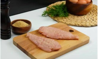 Aktibo naming tinalo ang mga piraso gamit ang martilyo sa kusina.