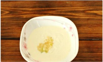 En un bol, barregeu els ingredients de la salsa: la crema agra i els grans d'all pelats passats per una premsa. En un bol, barregeu els ingredients de la salsa: la crema agra i els grans d'all pelats passats per una premsa.