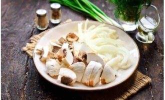 Snijd de champignons in middelgrote plakjes, geschilde uien in halve ringen.