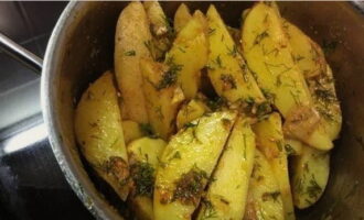 Giet de bouillon uit de aardappelpartjes, giet het bereide mengsel erbij en roer krachtig.