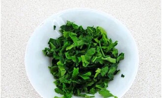 Băm nhuyễn một bó rau mùi tây.