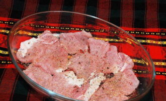 Đặt thịt vào đĩa nướng có phủ dầu thực vật. Muối và rắc gia vị.