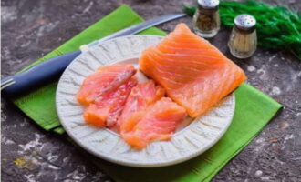 Vi skär fisken i skivor med medeltjocklek.