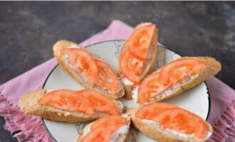 Đặt nửa khoanh cà chua mỏng lên trên nước sốt.