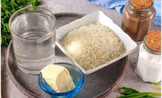 Gạo nếp rất dễ chế biến. Bạn có thể sử dụng bất kỳ loại ngũ cốc gạo nào, nhưng cơm hấp sẽ nấu nhanh hơn và dễ dàng hơn. Đo lường tất cả các thành phần cần thiết.