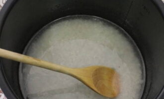 Đổ đầy nước vào thành phần chính và thêm một chút muối, đóng nắp lại.
